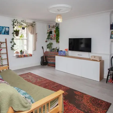 Charming 1 Bedroom Flat In *
