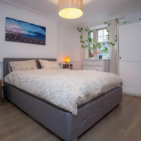 Apartman Charming 1 Bedroom Flat In